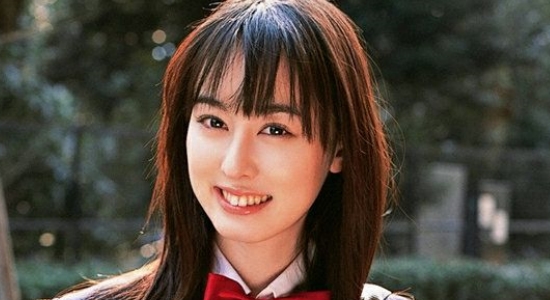 秋山莉奈 黒ニーハイなブレザー制服画像