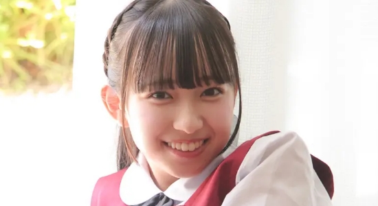 入間ゆい 紺色ハイソックスなジャンスカ制服画像