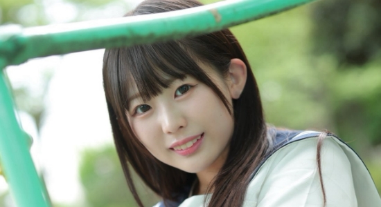 芦田希空 紺色ハイソックスなセーラー服画像