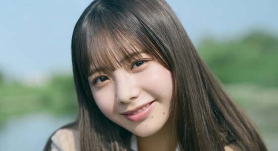 下田衣珠季 白ニーハイとミニスカスーツの画像