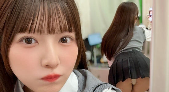 美波那緒 鏡越しパンチラなプリスカ制服画像