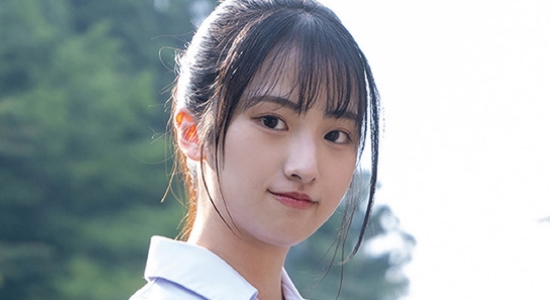 中森ななみ ノーソックスな紺色プリスカ制服画像