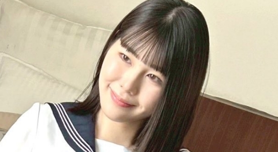 塚本さや チラリとしているセーラー服画像