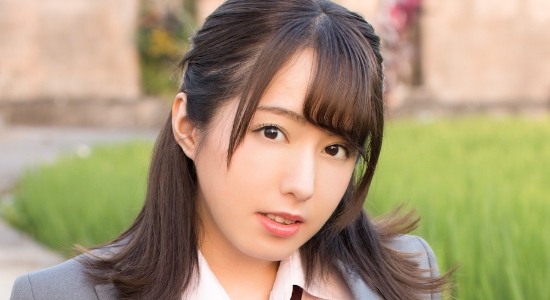 前田美里 紺色ハイソックスなブレザー制服画像