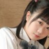 みゆゆ 紺色ハイソックスと吊りスカートの制服画像