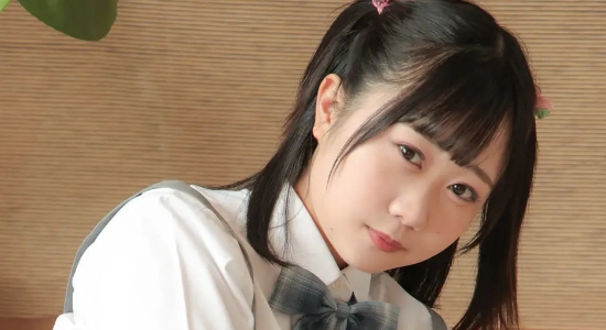 みゆゆ 紺色ハイソックスと吊りスカートの制服画像