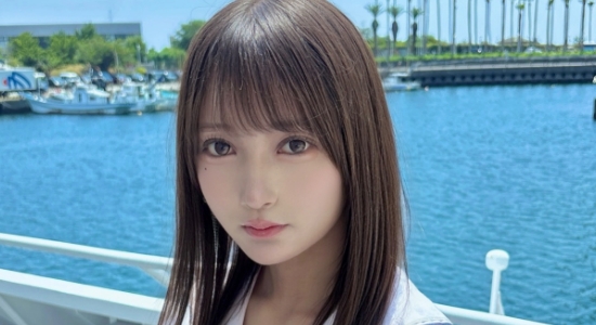 本多朝葉 紺色リボンの白セーラー服画像