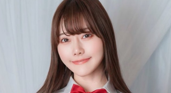 桃里れあ 挑発パンモロしているプリスカ制服画像