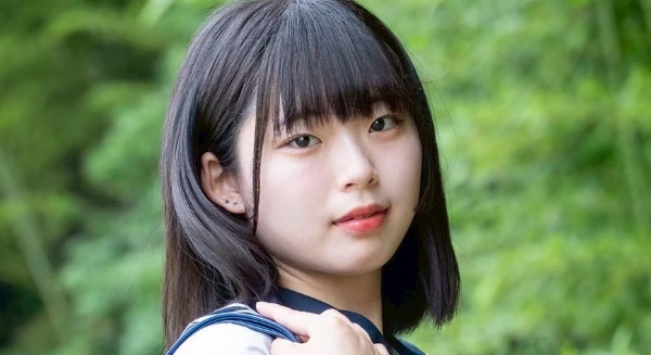 白瀬藍子 赤いスカーフのセーラー服画像