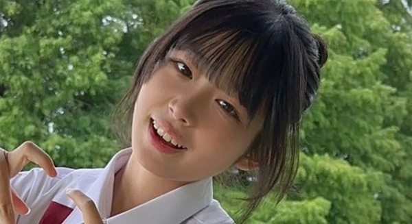 中村ゆい 白ソックスなプリスカ制服画像