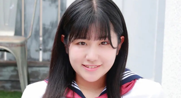 朝野ナツ 白ハイソックスなセーラー服画像