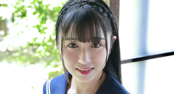 上城玲花 チェック柄プリスカのセーラー服画像