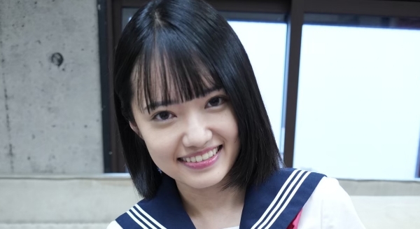 八坂凪 挑発パンチラしているセーラー服画像