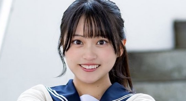 苺ひな 紺色ソックスなセーラー服画像3