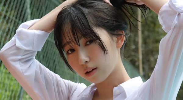 本間菜穂 濡れた白いシャツと灰色プリスカの制服画像