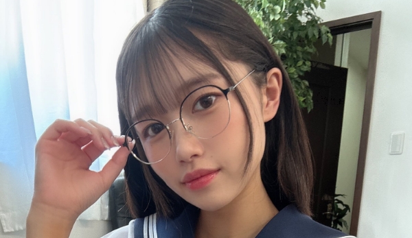 生田さな 紺色ハイソックスなセーラー服画像