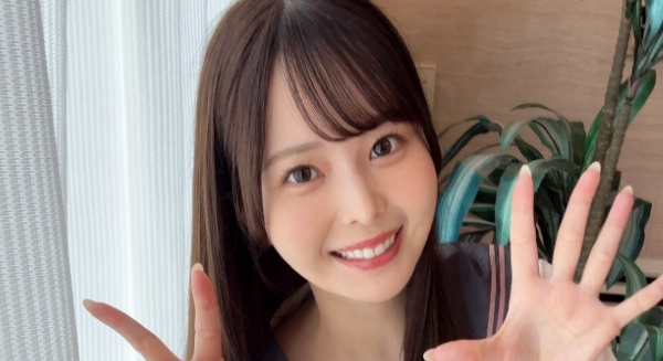 九野ひなの ピンク色スカーフのセーラー服画像