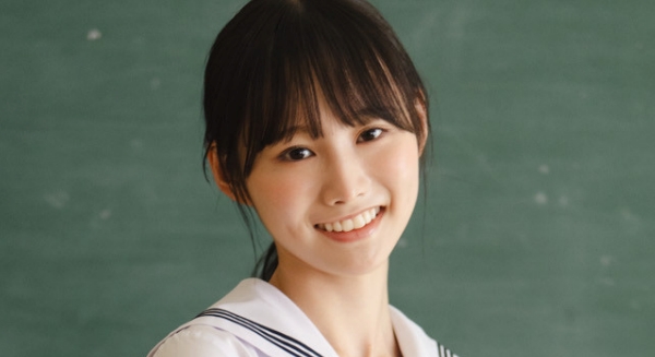 高井俐香 紺色ソックスなセーラー服画像