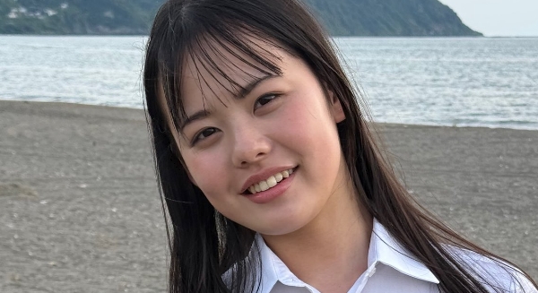 宮川耀 白いシャツと紺色プリスカの制服画像