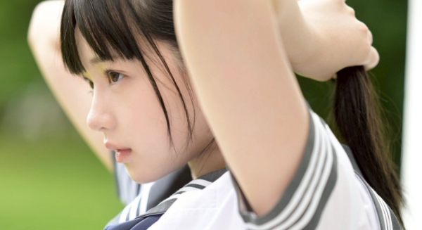 井上もも 青いスカーフのセーラー服画像