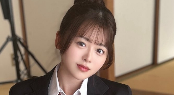 桜乃りの 白ソックスなブレザー制服画像