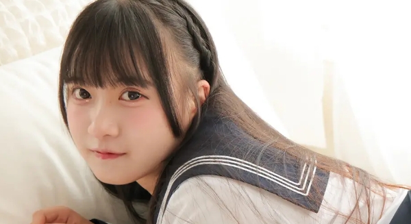 愛染ねね 黒タイツな紺色セーラー服画像