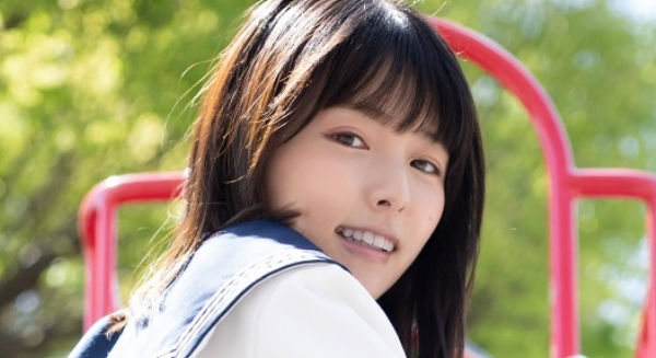 葉月つばさ 紺色ハイソックスなセーラー服画像