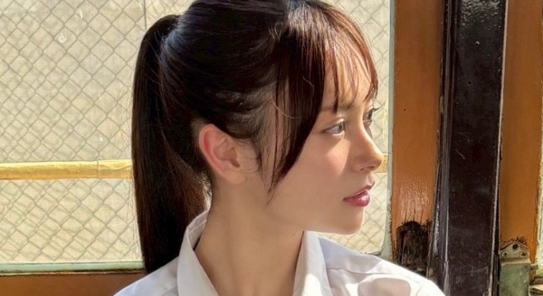 伊藤百花 ネクタイとプリスカの制服画像