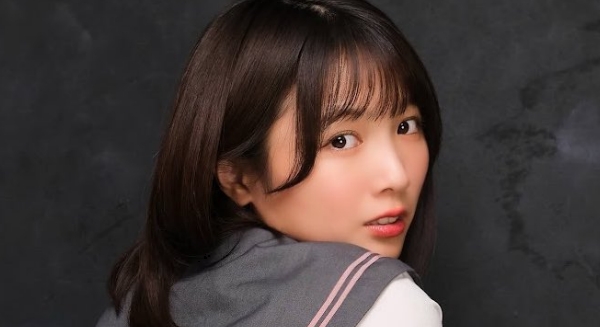 藤原ちの 挑発パンチラしているセーラー服画像