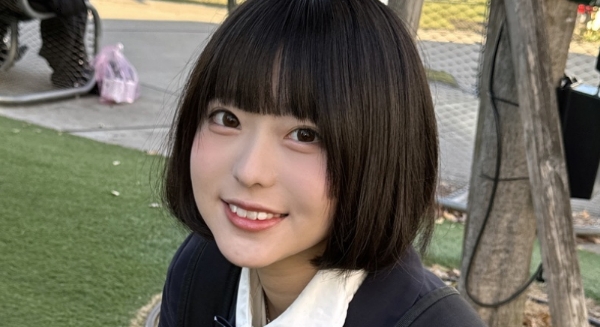 和田あずさ 紺色ソックスなプリスカ制服画像