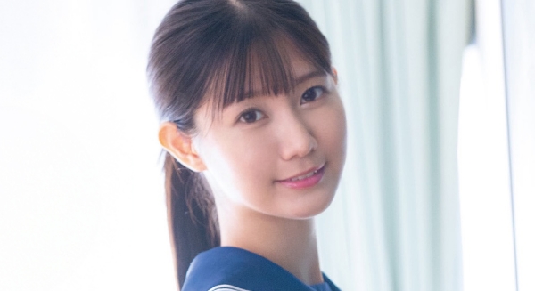 谷村凪咲 青いスカーフのセーラー服画像