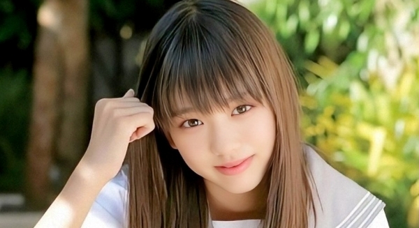 佐々木みゆう 紺色ハイソックスなセーラー服画像