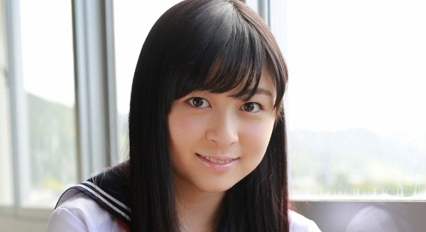 小鮒莉紗 紺色ハイソックスなセーラー服画像