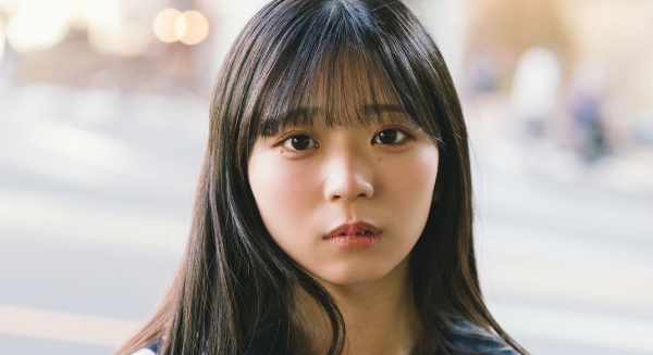 七凪こな 紺色ソックスなセーラー服画像