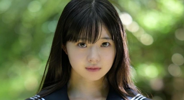 井上もも 青いスカーフのセーラー服画像2