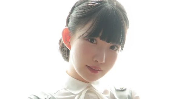 五百木いお 太ももチラリなジャンスカ制服画像