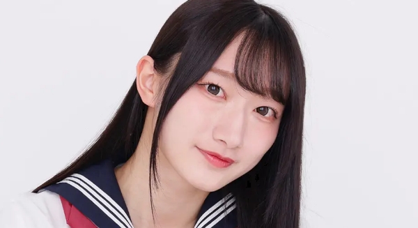 信野樹奈 紺色ハイソックスなセーラー服画像2