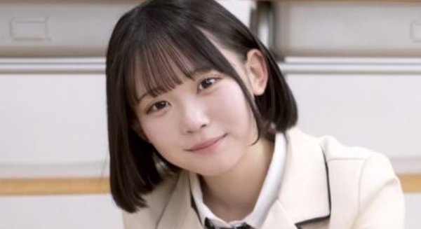 山口小雪希 黒ソックスなブレザー制服画像