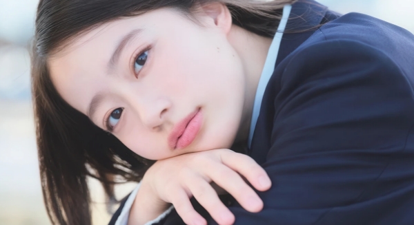 池端杏慈 紺色ソックスなブレザー制服画像