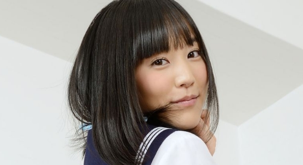 浜田由梨 黒ニーハイなセーラー服画像