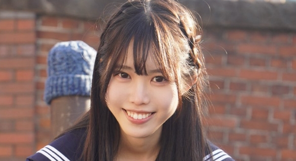 片沼日奈子 黒ニーハイなセーラー服画像