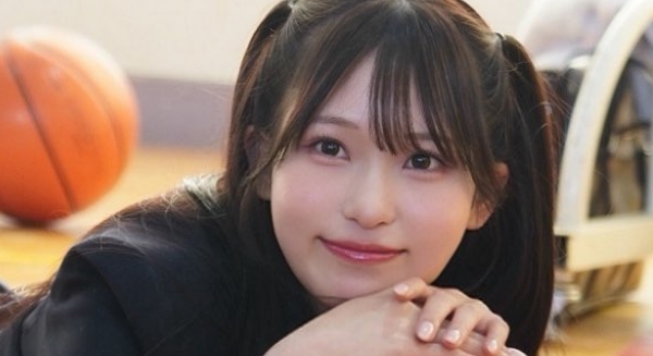 新川空 紺色ハイソックスなブレザー制服画像