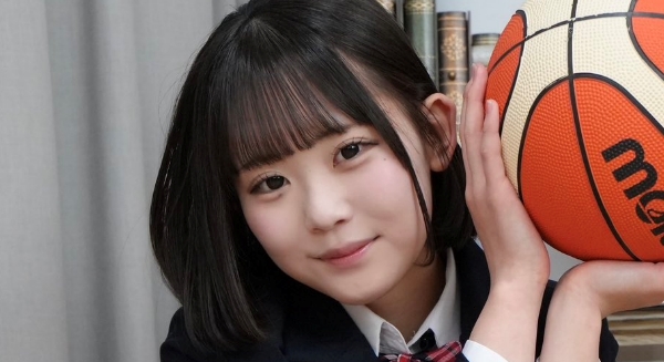 山口小雪希 紺色ハイソックスなブレザー制服画像