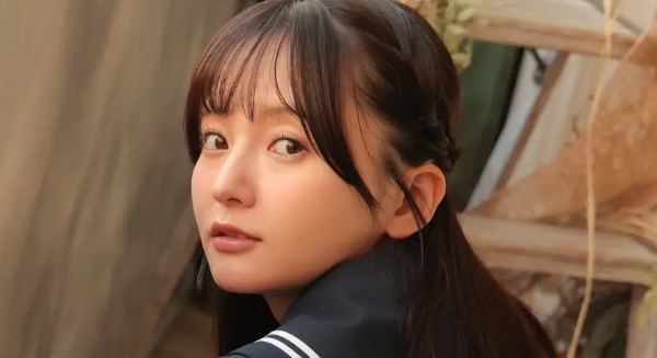 西永彩奈 黒タイツな紺色セーラー服画像