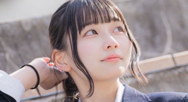 可児愛梨 黒ニーハイなブレザー制服画像