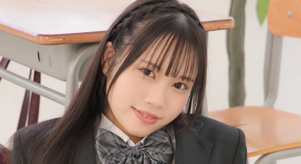 松下ひめの 黒タイツなブレザー制服画像