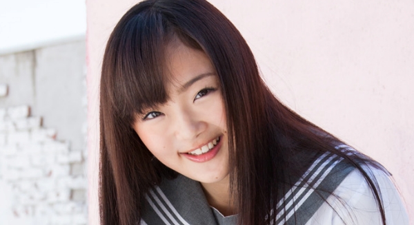 愛沢新菜 白ハイソックスなセーラー服画像