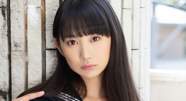 相沢菜々子 太ももチラリなセーラー服画像