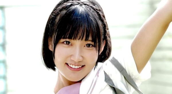 明川花音 ラベンダー色のセーラー服画像