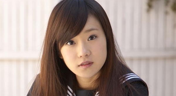 結城夏那 紺色ハイソックスなセーラー服画像